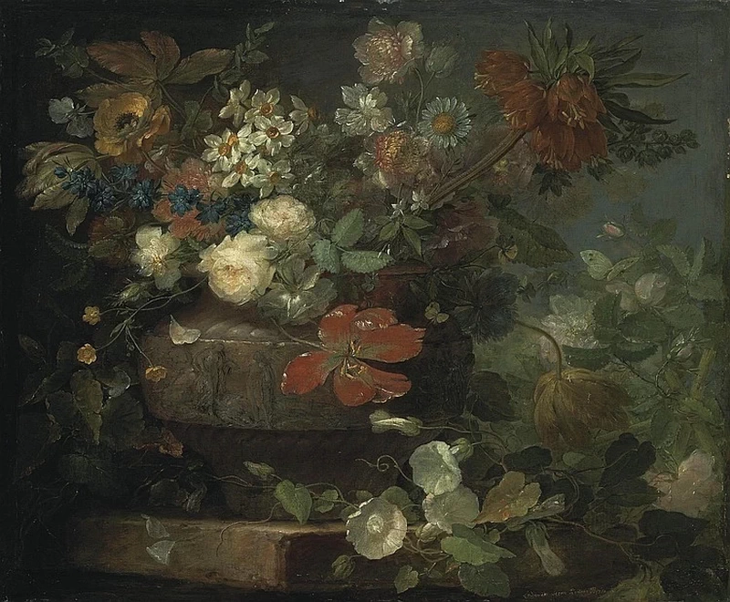 Rose rosse e bianche, tulipani, fiori e altri fiori, in un vaso scolpito